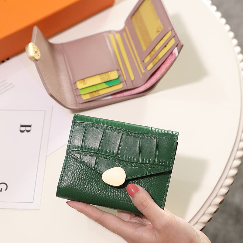 コンパクト財布 クロコ型押し ゴールドクラスプ 三つ折り財布