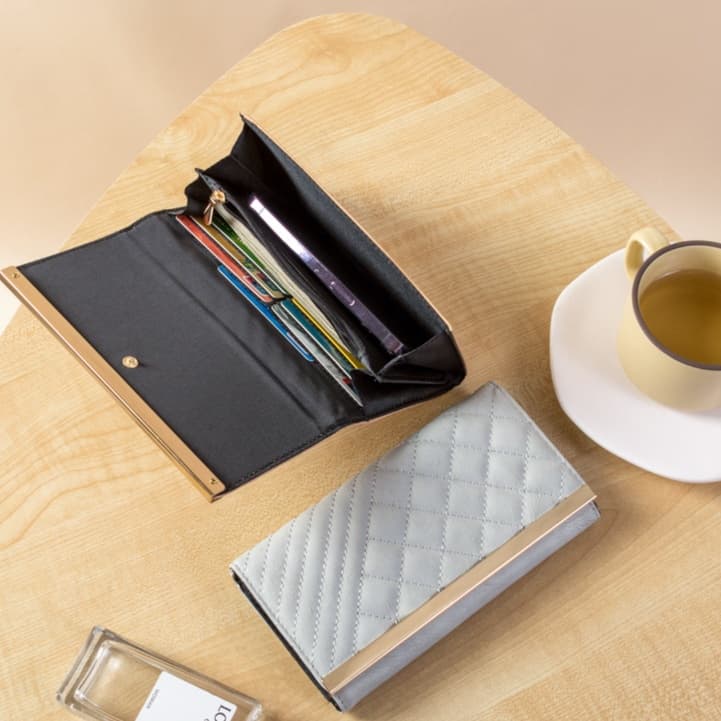 コンパクト 財布 キルティング模様の上品な長財布