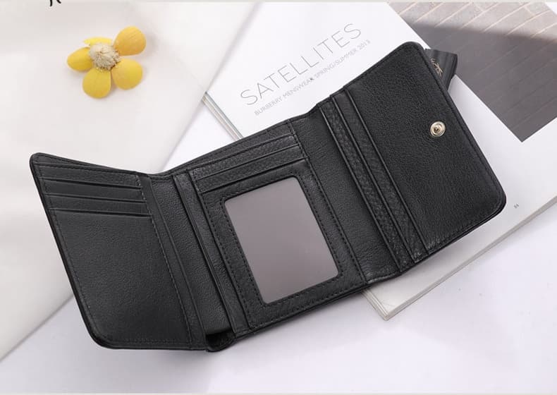 コンパクト 財布 上品な雰囲気の三つ折りミニ財布