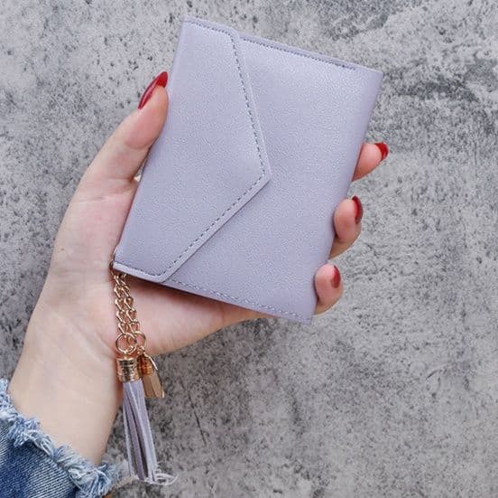 コンパクト 財布 フラップデザイン タッセル付き二つ折り財布