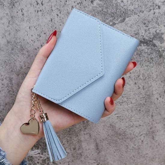 コンパクト 財布 フラップデザイン タッセル付き二つ折り財布