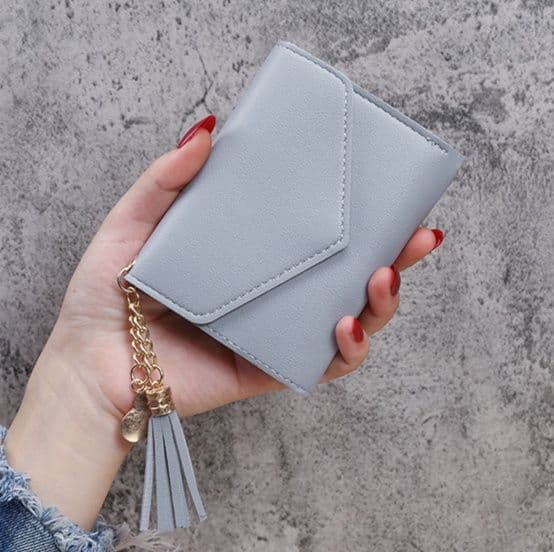 コンパクト 財布 フラップデザイン タッセル付き二つ折り財布