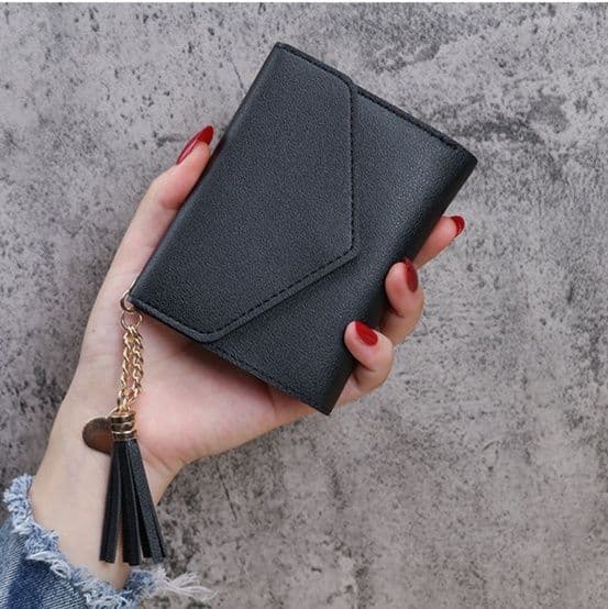 コンパクト 財布 フラップデザイン タッセル付き二つ折り財布