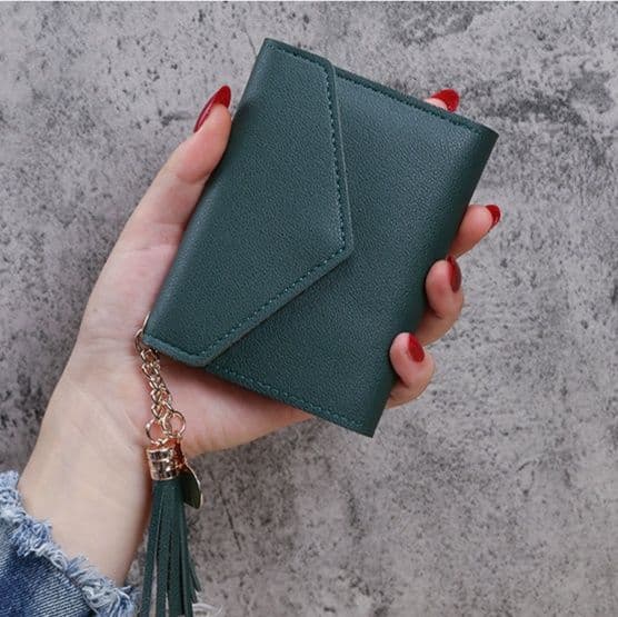 コンパクト 財布 フラップデザイン タッセル付き二つ折り財布