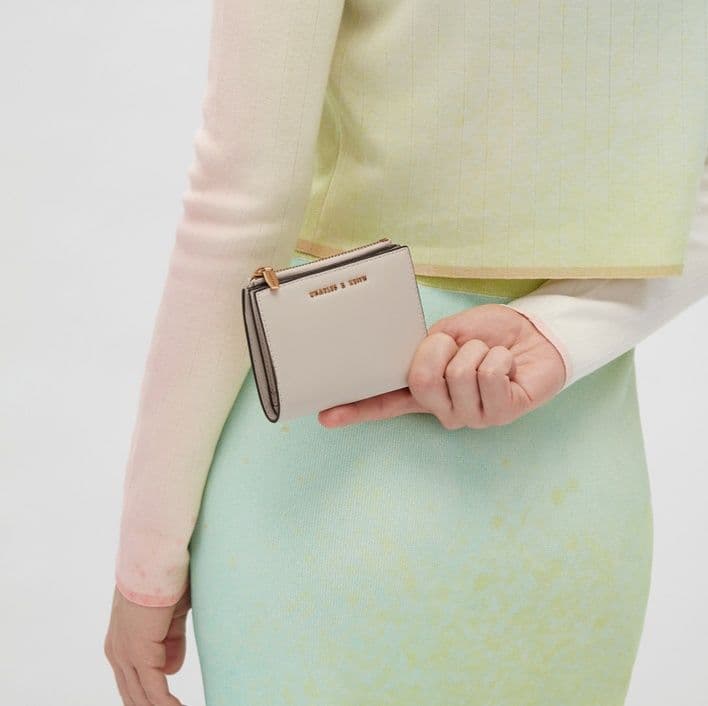 コンパクト 財布 上質レザー ミニマル二つ折り財布