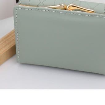 コンパクト 財布 葉飾り付き キルティング三つ折り財布