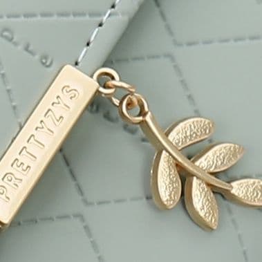 コンパクト 財布 葉飾り付き キルティング三つ折り財布