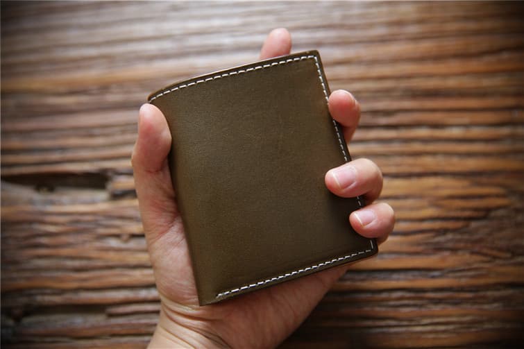 コンパクト 財布 手縫いステッチ本革二つ折り財布