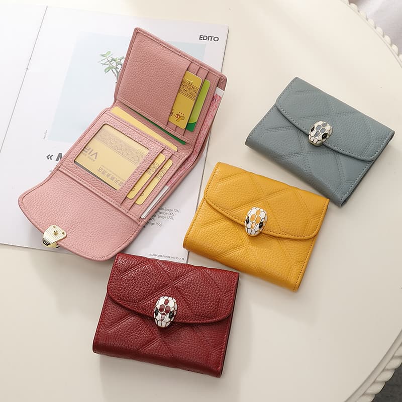 コンパクト財布 洗練デザイン 立体装飾付き 蛇腹式三つ折り財布