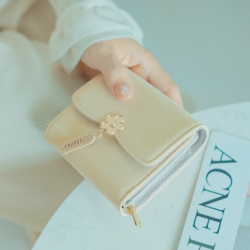 コンパクト 財布 花モチーフ付きミニマル三つ折り財布