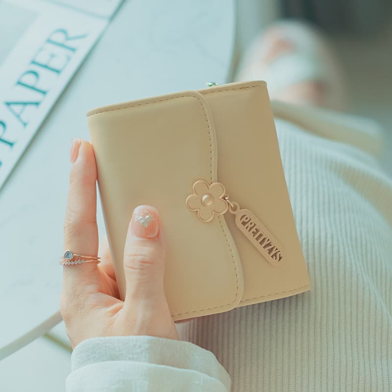 コンパクト 財布 花モチーフ付きミニマル三つ折り財布