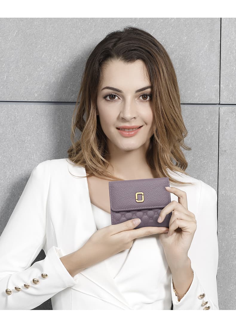 コンパクト財布 上品キルティング三つ折りコンパクト財布