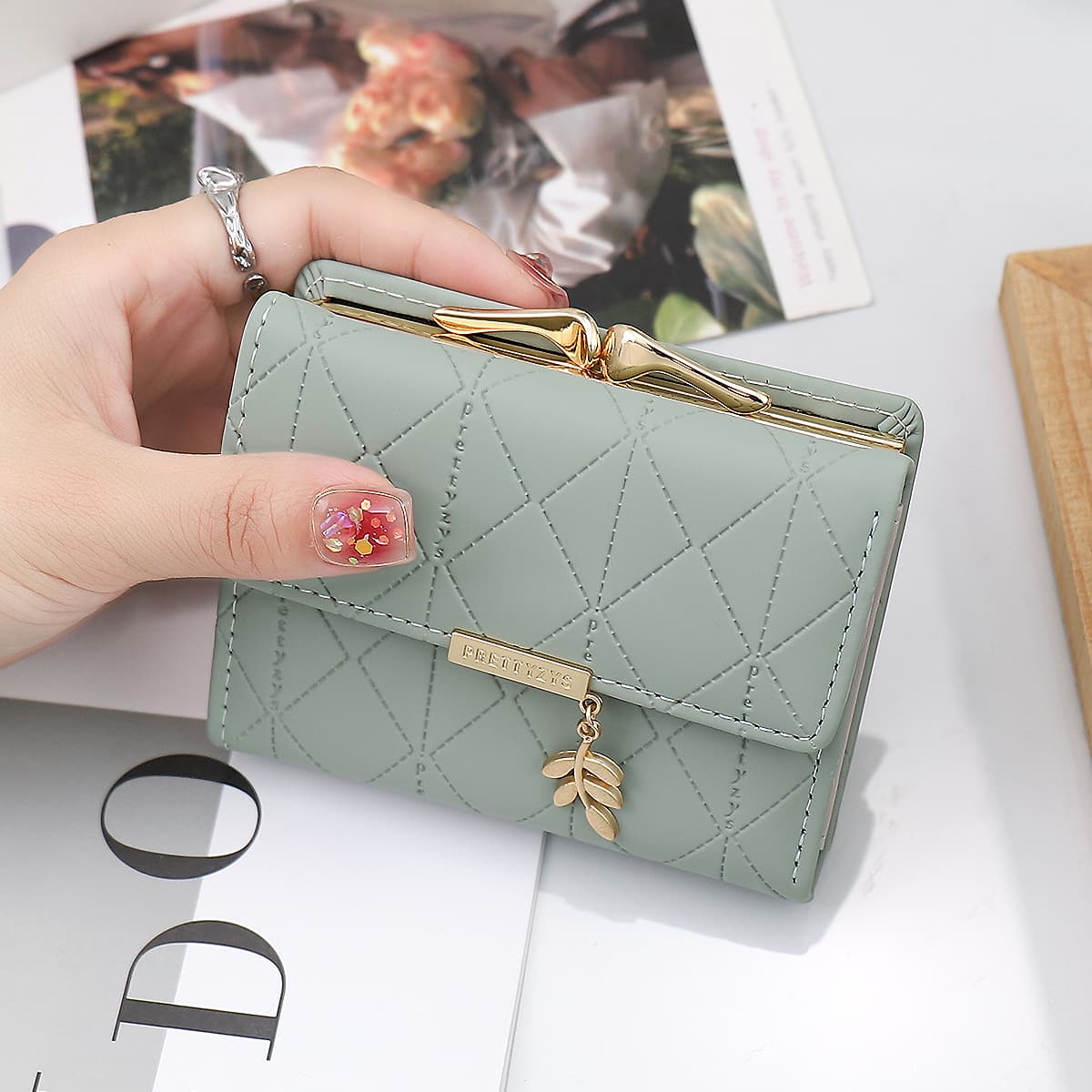 コンパクト 財布 葉飾り付き キルティング三つ折り財布
