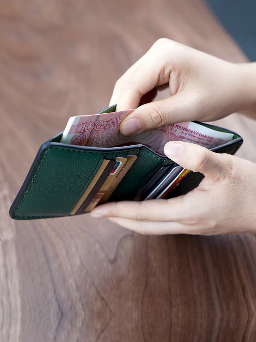 コンパクト 財布 手のひらサイズ本革二つ折り財布