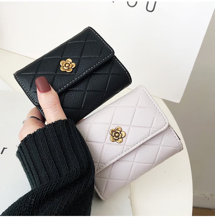 コンパクト 財布 フラワー金具付きキルティング三つ折り財布