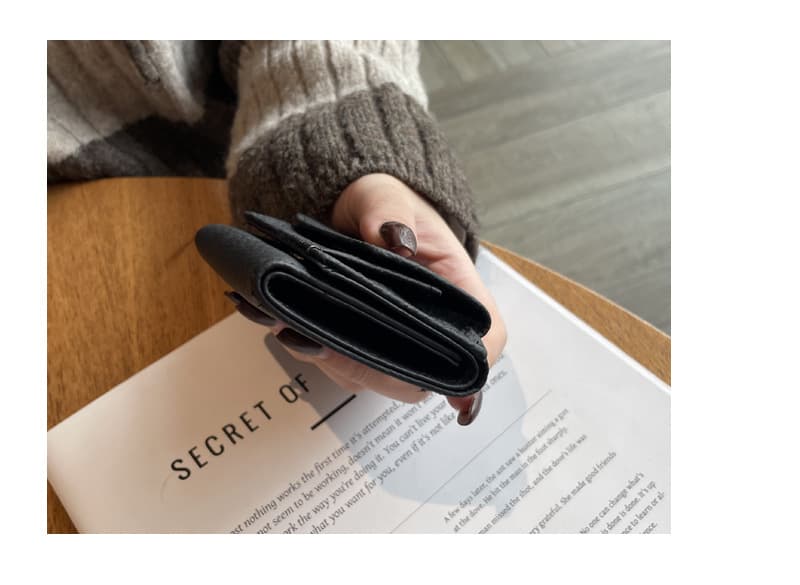 コンパクト 財布 上質な型押し牛革 三つ折りミニ財布