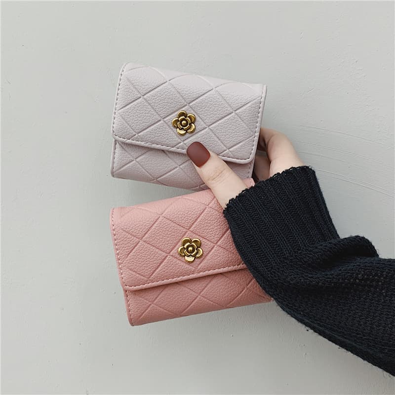 コンパクト 財布 フラワー金具付きキルティング三つ折り財布