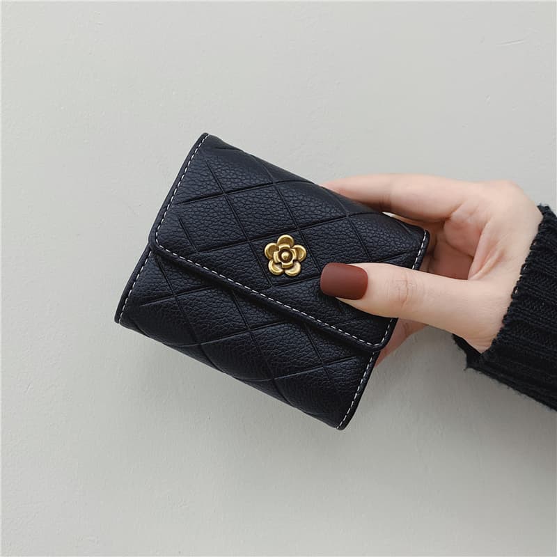 コンパクト 財布 フラワー金具付きキルティング三つ折り財布