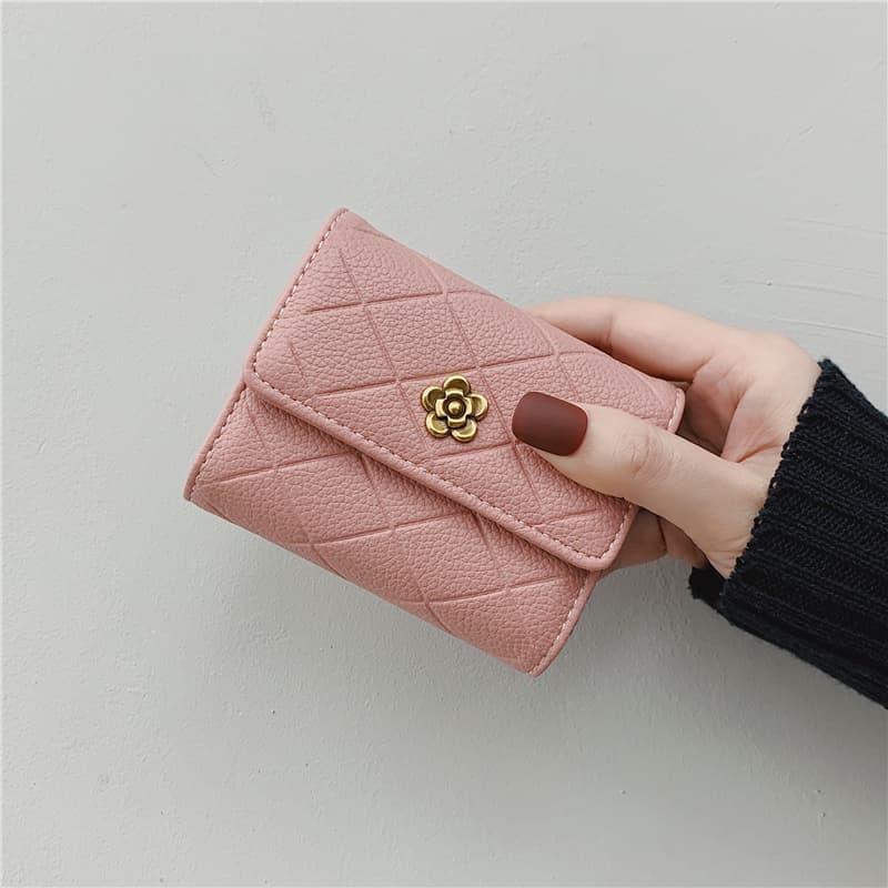 コンパクト 財布 フラワー金具付きキルティング三つ折り財布