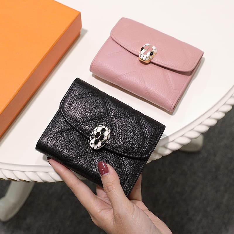 コンパクト財布 洗練デザイン 立体装飾付き 蛇腹式三つ折り財布