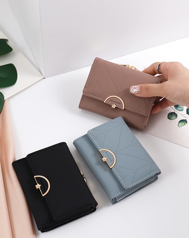 コンパクト 財布 華やか金具のリーフ柄コンパクト財布