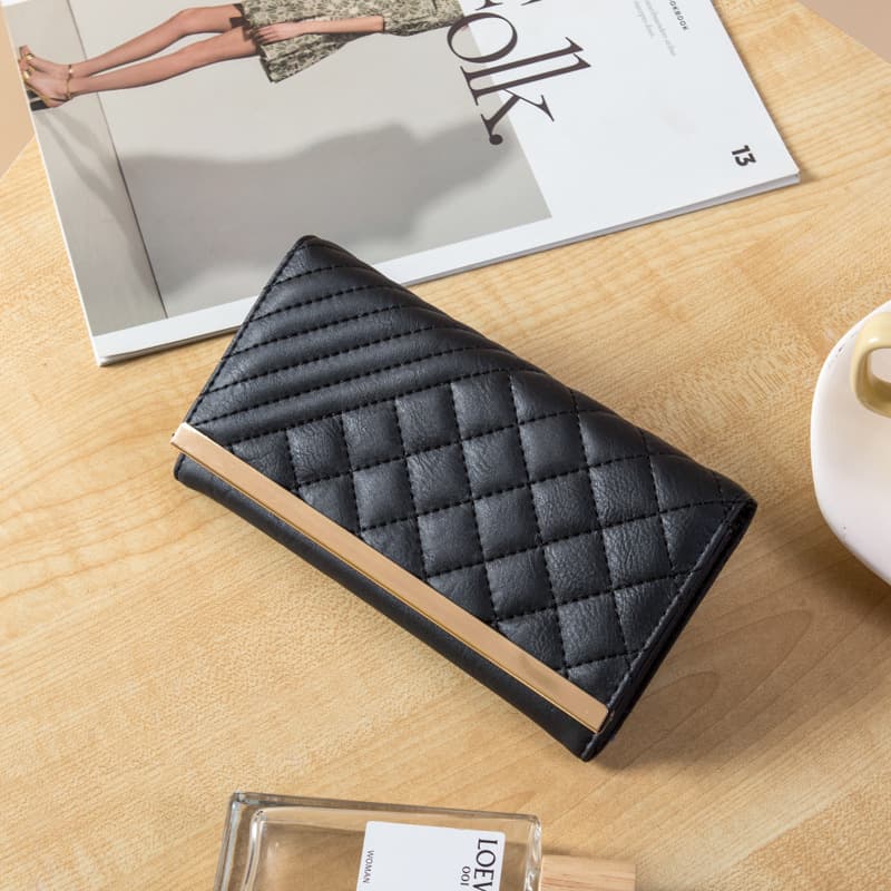 コンパクト 財布 キルティング模様の上品な長財布