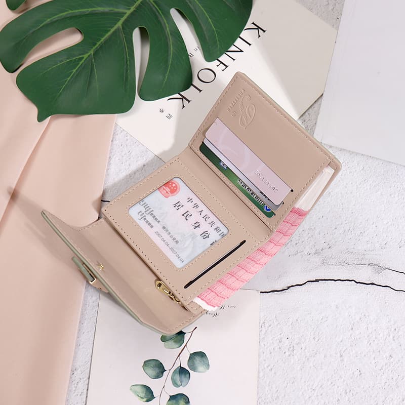 コンパクト 財布 上品な装いのミニマル三つ折り財布