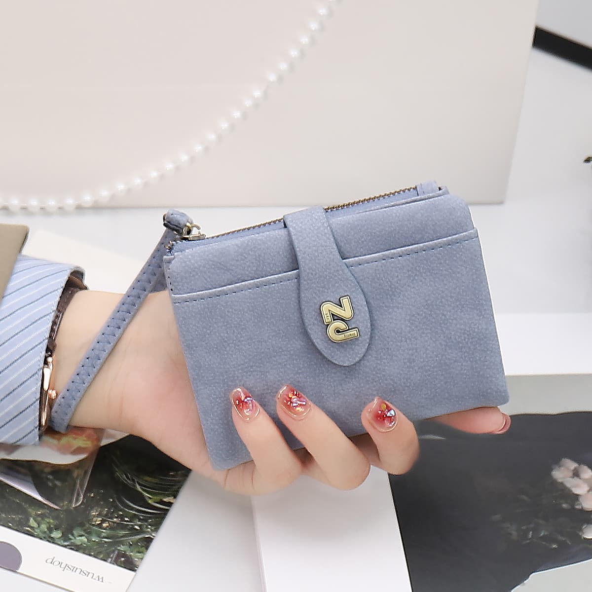 コンパクト 財布 二つ折り ふんわり質感シンプル留め具付き小銭入れ
